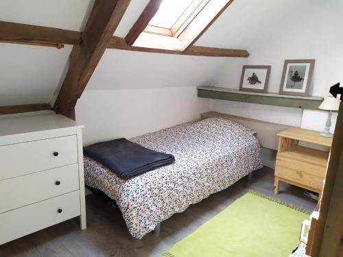 Ar Parkou في Plonévez-du-Faou: غرفة نوم بسرير وخزانة ونافذة