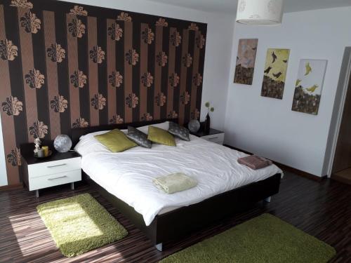 Un dormitorio con una cama grande y una alfombra verde en Wiktorówka, en Torzym