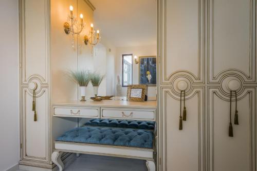 a dressing room with a blue bench and a mirror at Villa Shangri-La Zakinthos in Zakynthos Town