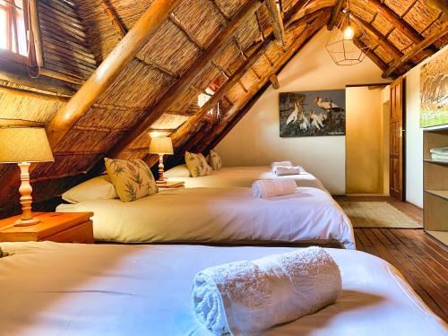 מיטה או מיטות בחדר ב-Tshikwalo Game Lodge