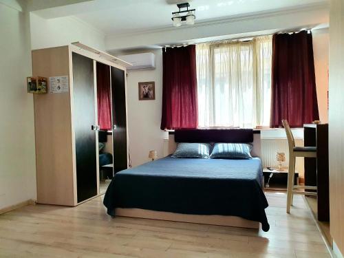 A bed or beds in a room at Solid Residence Mamaia
