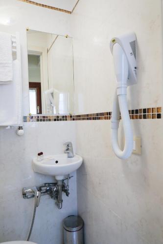 a bathroom with a sink and a mirror at Casa Vacanze Angolo 'Sconto in Venice
