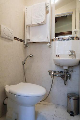 a bathroom with a toilet and a sink at Casa Vacanze Angolo 'Sconto in Venice
