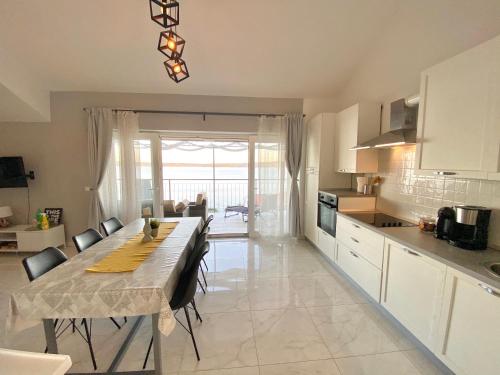 - une cuisine et une salle à manger avec une table et des chaises dans l'établissement Apartment Larum, à Zavala