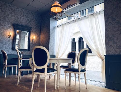 Foto dalla galleria di L'Entrée Chambres d'Hôtes Bar & Restaurant a Castillonnès