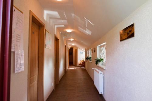 a hallway with a long hallway with a hallwayngth at Penzion Štekrův Mlýn in Františkovy Lázně