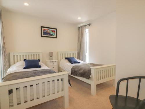 - une chambre avec 2 lits dotés d'oreillers bleus dans l'établissement Watergate View, à Newquay