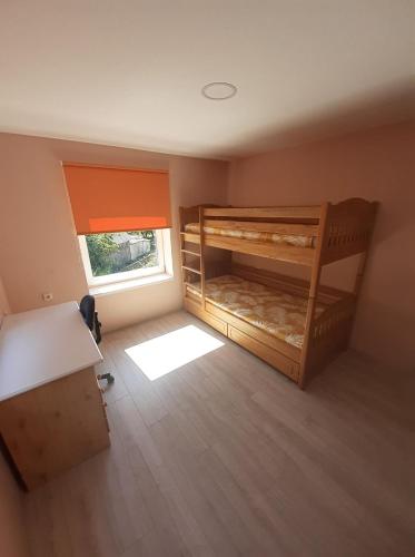ビルジャイにあるVĖJO16の二段ベッド2台と窓が備わる客室です。