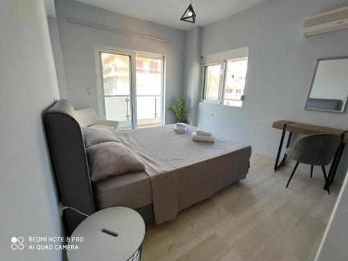 1 dormitorio con cama, mesa y escritorio en Elli beach apartment top location Rodos, en Rodas