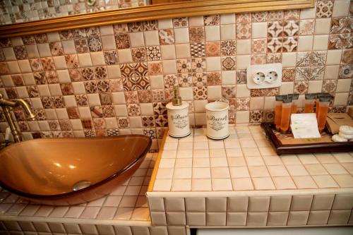 a bathroom with a wooden sink on a tiled counter at Vintage Apartment - Ultracentral, 2 dormitoare in Sighişoara
