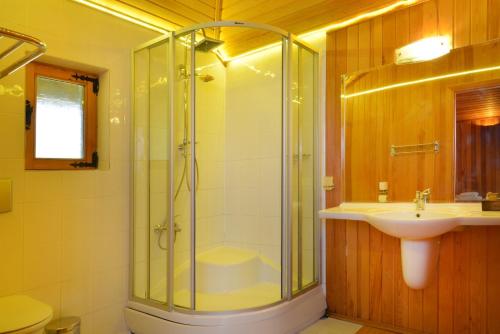 Phòng tắm tại Cirali Armira Bungalow