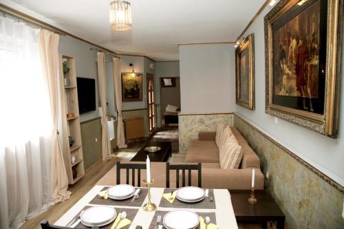 Vintage Apartment - Ultracentral, 2 dormitoare في سيغيسوارا: غرفة معيشة مع أريكة وطاولة