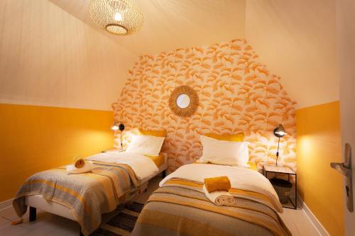 Un pat sau paturi într-o cameră la Le Logis - lescapade-medievale Sarlat