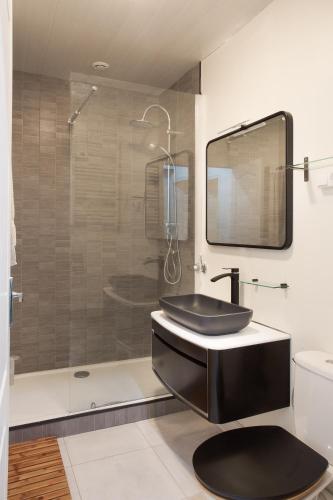 une salle de bain avec un lavabo et une douche dans l'établissement Le Logis - lescapade-medievale Sarlat, à Sarlat-la-Canéda