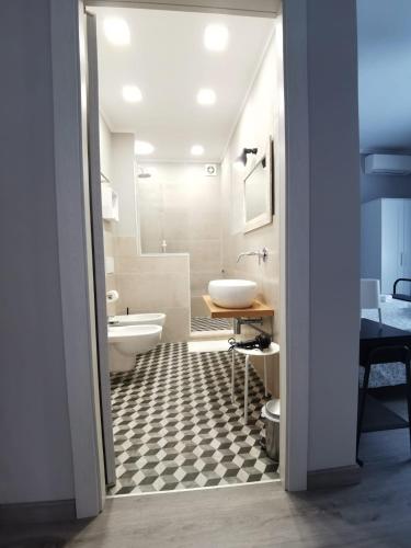 a bathroom with a sink and a tub and a toilet at B&B TrentaQuattro in Campomarino