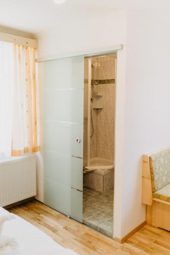 ein Badezimmer mit Dusche mit Glastür in der Unterkunft Appartement VIDMAR-FERIENGLÜCK in Arriach