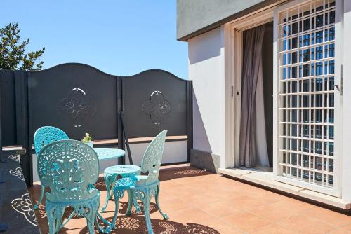 a patio with chairs and a table on a balcony at Una Chicca a Roma in Rome