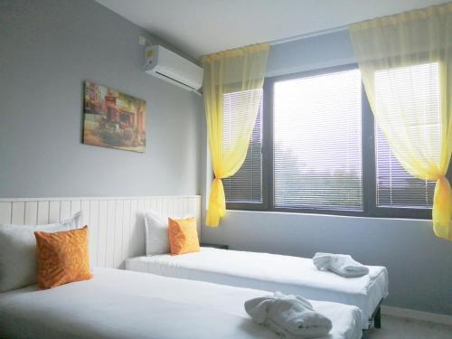 La Piazza Hotel tesisinde bir odada yatak veya yataklar