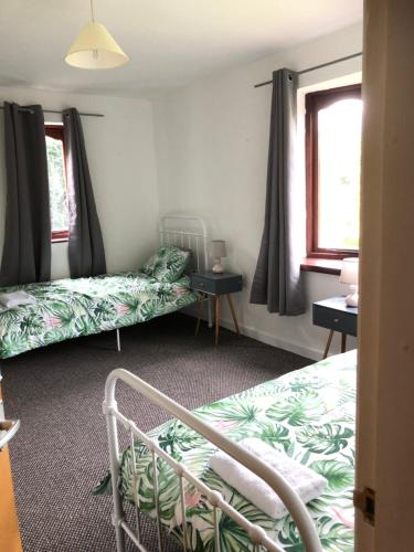 um quarto com 2 camas e uma janela em Llanberis Snowdonia em Llanberis