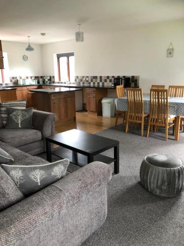 uma sala de estar com um sofá e uma mesa em Llanberis Snowdonia em Llanberis