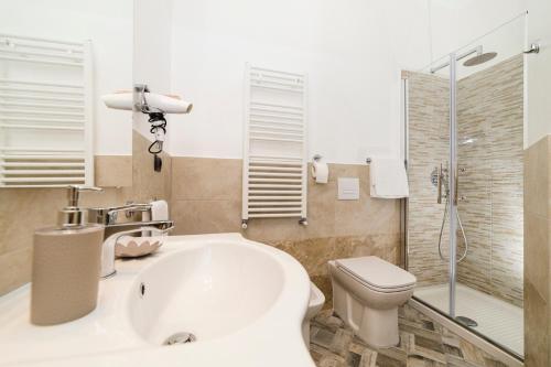 Bell'Albenga في ألبينغا: حمام مع حوض ومرحاض ودش