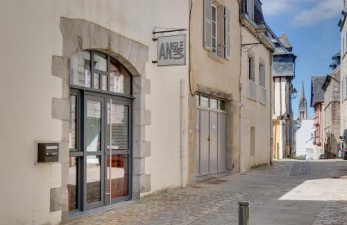een gebouw met een deur aan de straatkant bij galerie Angle3 in Quimper