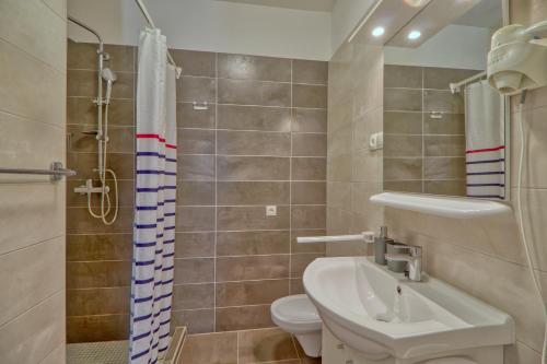 Bilik mandi di Apartments Podvorac