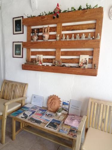 een tafel met twee stoelen en een tafel met boeken bij Sole & luna in Perdaxius