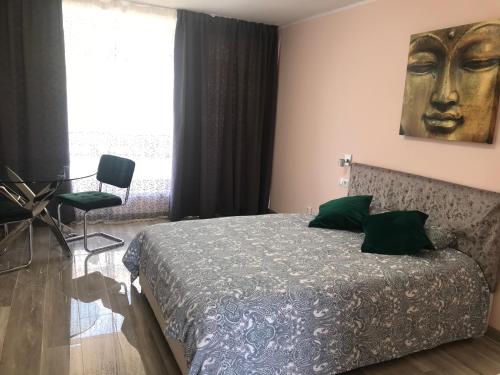 1 dormitorio con 1 cama con una cara en la pared en Apartment in Olympia, en Playa de las Américas