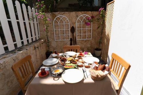 una mesa con platos de comida encima en Holy Pansiyon, en Kas