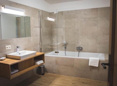 łazienka z umywalką i wanną w obiekcie Goldberg Appartement w mieście Krems an der Donau