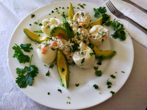 um prato branco de alimentos com bolinhos de massa e produtos hortícolas em ALBERGUE CASA BAZTAN em Uterga