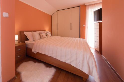 a bedroom with a bed and a window and a rug at Apartment Mario in Otočac