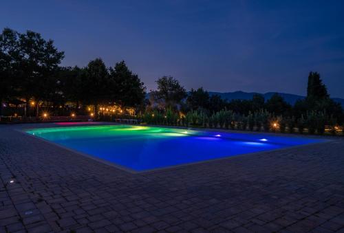 a large swimming pool at night at Agriturismo Relais Campiglioni in Montevarchi