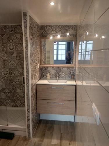 une salle de bain avec une douche, un lavabo et une baignoire dans l'établissement La Maison de Valentino, à Marseille