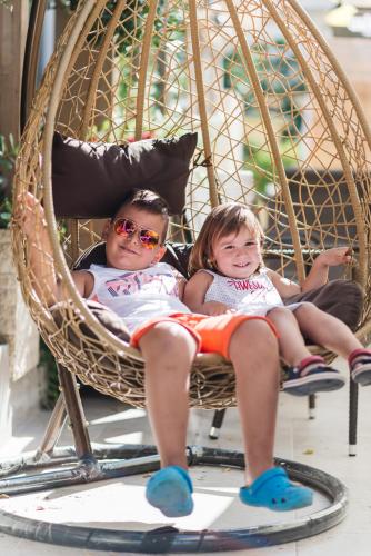 Niños alojados en Sunset Hotel