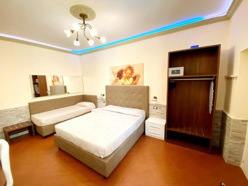 1 dormitorio con 2 camas y lámpara de araña en Hotel Ester en Florence