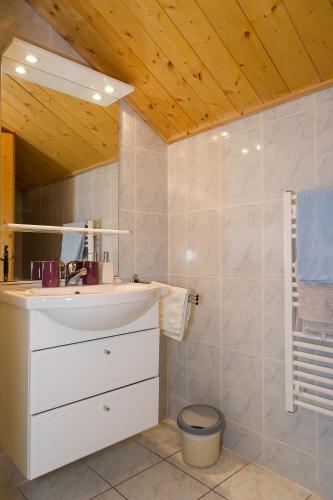 une salle de bain avec un lavabo blanc et des toilettes dans l'établissement CHAMBRE d'HÔTE LA PETITE BERGERIE, à La Chapelle-dʼAbondance