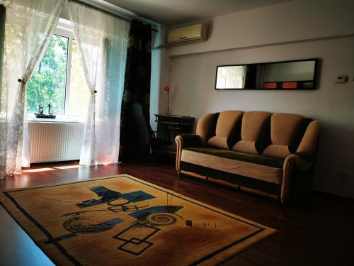 コンスタンツァにあるSea View Noblesse Apartment Constantaのリビングルーム(ソファ付)、床に敷物が備わります。