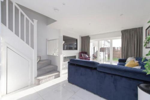 Modern 3 Bed House in London for up to 6 people - with private parking and garden