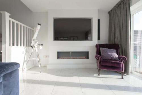 Modern 3 Bed House in London for up to 6 people - with private parking and garden