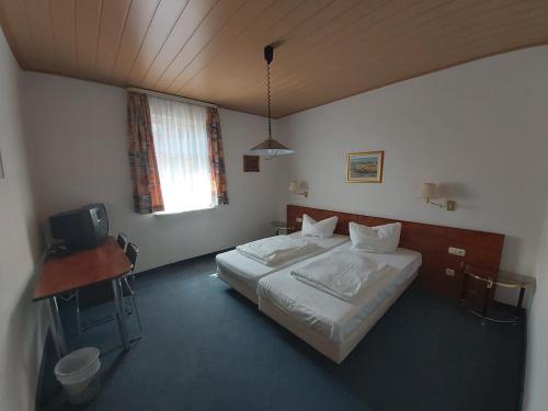 Кровать или кровати в номере Schwarze Adler