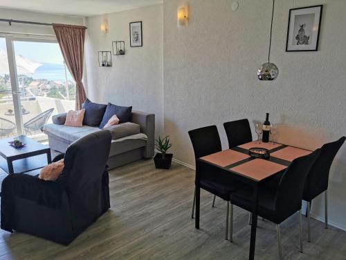 Guest house Astra - where mountain meets the sea