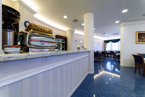 a bar in a restaurant with a toaster on the counter at Hotel Hermitage in Polla