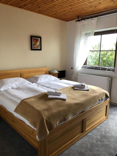 een slaapkamer met een bed met twee handdoeken erop bij Sporthotel Rudolf in Boží Dar