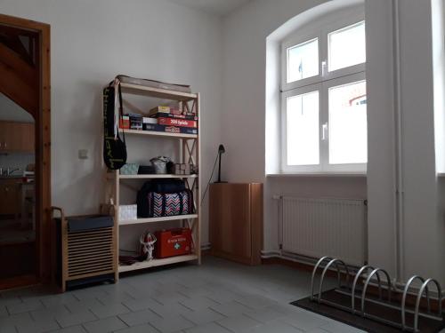 ein Wohnzimmer mit einem TV und einem Fenster in der Unterkunft Ferienwohnung Kommunikation 5 in Brandenburg an der Havel