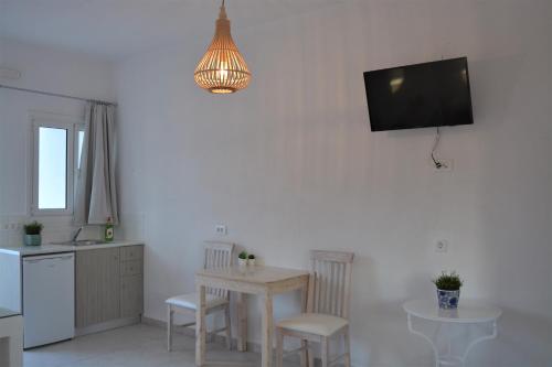 Una televisión o centro de entretenimiento en Villa Konstantinos