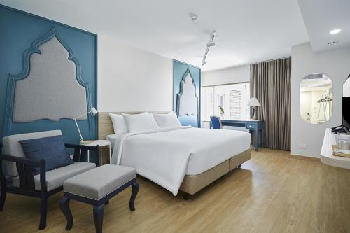 Postel nebo postele na pokoji v ubytování 56 Surawong Hotel Bangkok