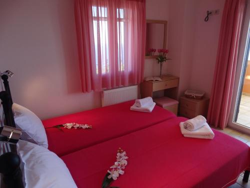 Ένα ή περισσότερα κρεβάτια σε δωμάτιο στο Villa Stamata 2