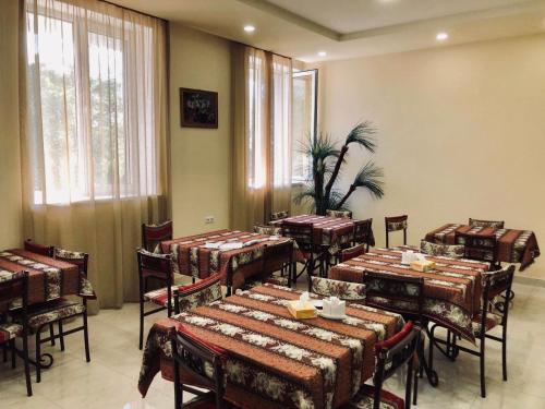 un restaurant avec des tables et des chaises dans une salle dans l'établissement Shamb Hotel, à Sisian